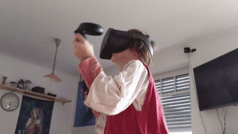 Grundschulkind spielt Beat Saber mit Oculus Quest